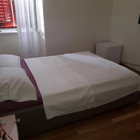 Studio On Main Pedestrian Street Apartment Pula Ngoại thất bức ảnh